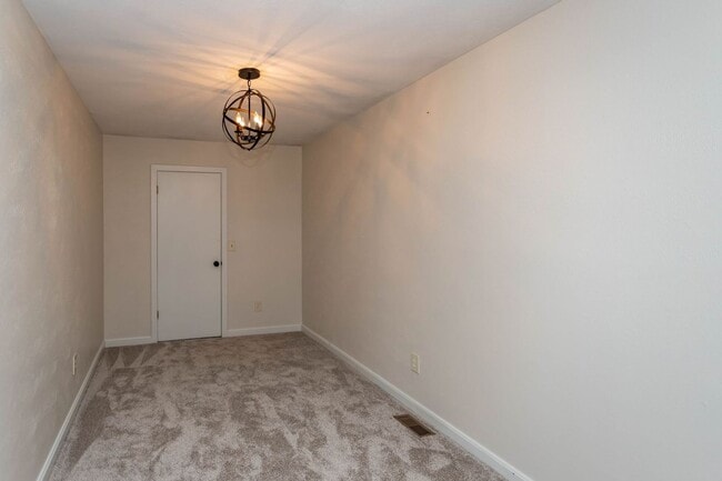 Building Photo - Beautiful Townhome in Central Colorado Springs!