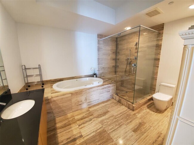 Building Photo - 15901 Collins Ave