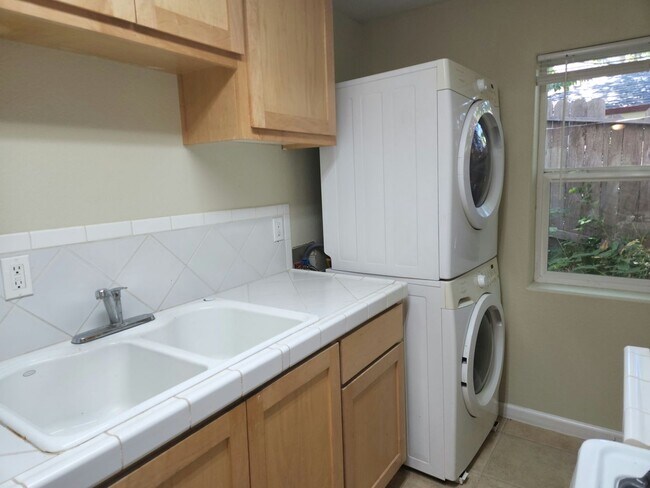 Building Photo - 104