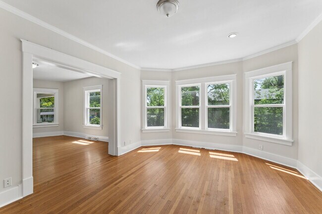 Building Photo - Welcome home to this stunning, light-filled rental that truly has it all! Featuring huge living s...