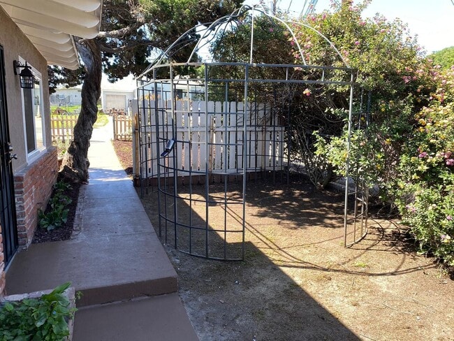 Building Photo - 3 Bedroom 1 Full Bath Remodeled Twin-Home