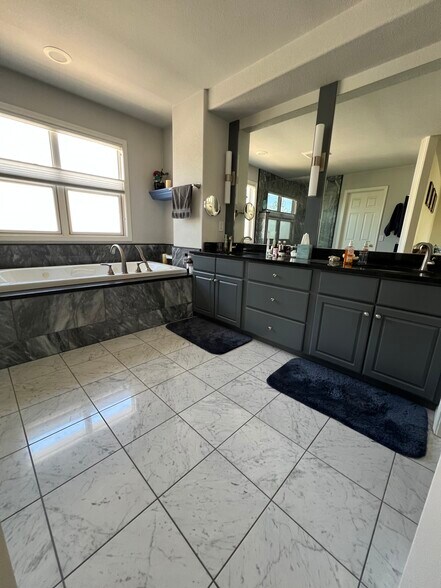 Master Bathroom - 4150 S Hampton Cir