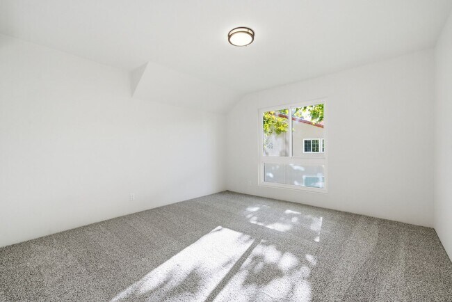 Building Photo - Rare Free-Standing Bluffs Z Plan – Largest...