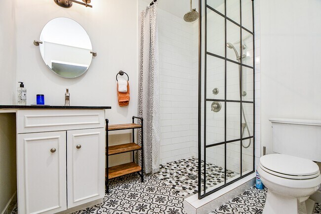 Building Photo - 922 Chantilly Ln