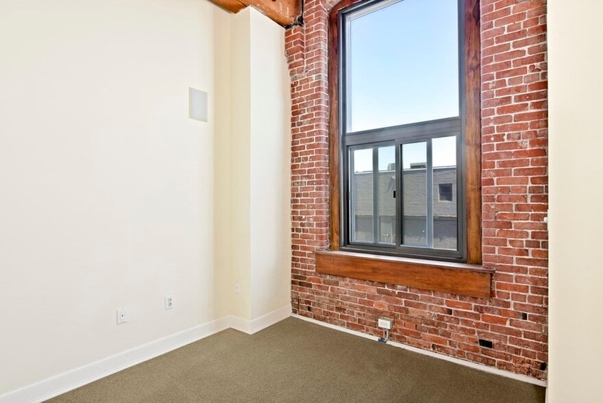 Building Photo - 320 W 2nd St