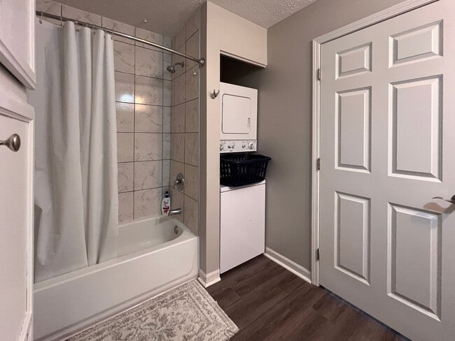 Building Photo - 2B1b Apartment Sublease Available at Cheswick Village