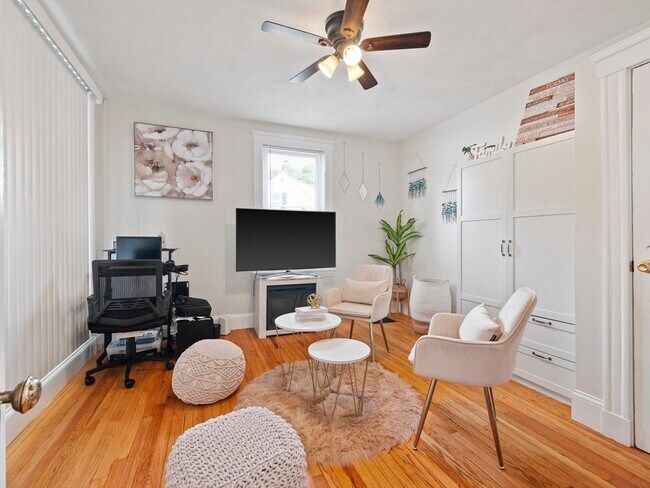 Building Photo - 10 Edgemere Rd