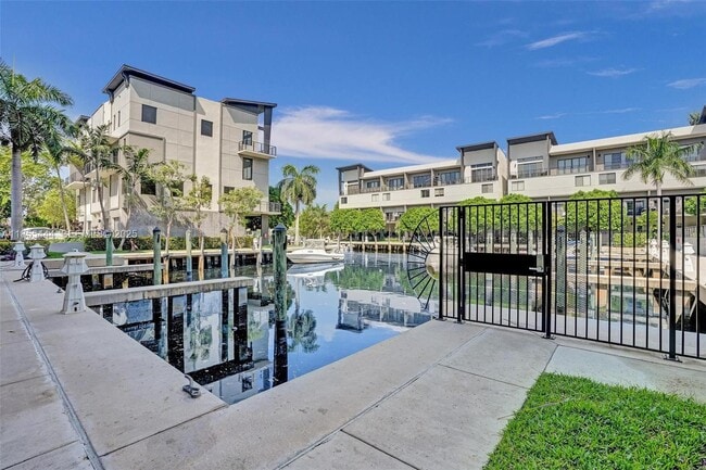 Building Photo - 516 SE 1st Cir