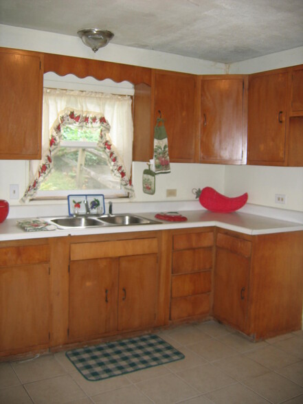 Kitchen - 613 Hiland Ave