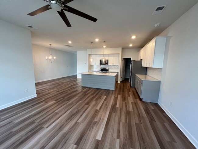 Building Photo - 3 Bedroom 2.5 Bath Townhouse In Marsh View...