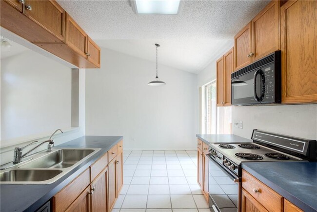Building Photo - 1015 E Yager Ln
