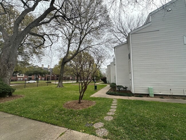 Building Photo - 9809 Richmond Ave
