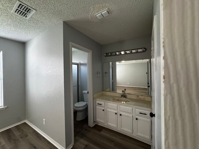 Building Photo - Great 3 bedroom! FREE Smart TV with move-in!