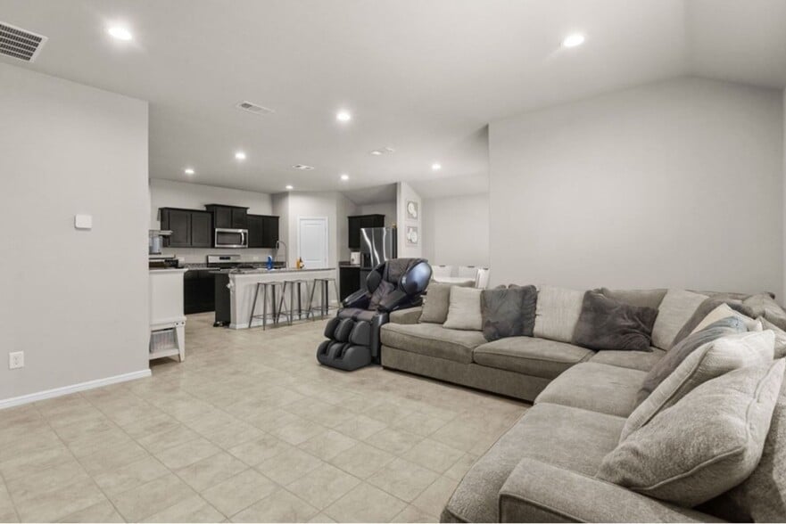 Building Photo - 7701 Orange Blossom Rd