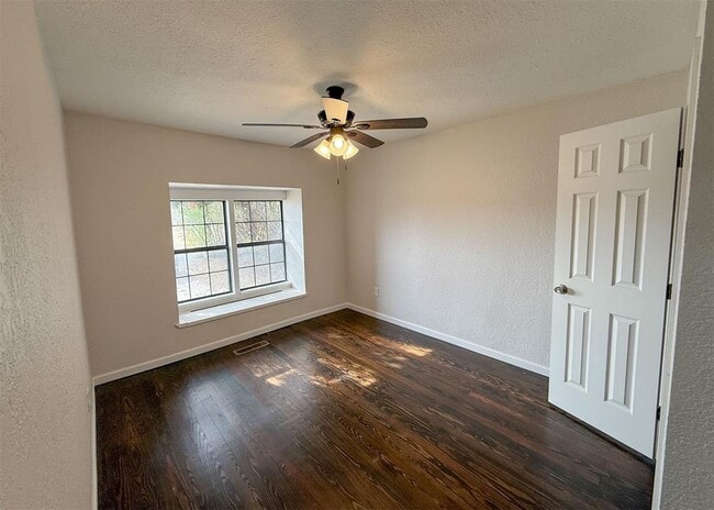 Building Photo - 203 W Dale St