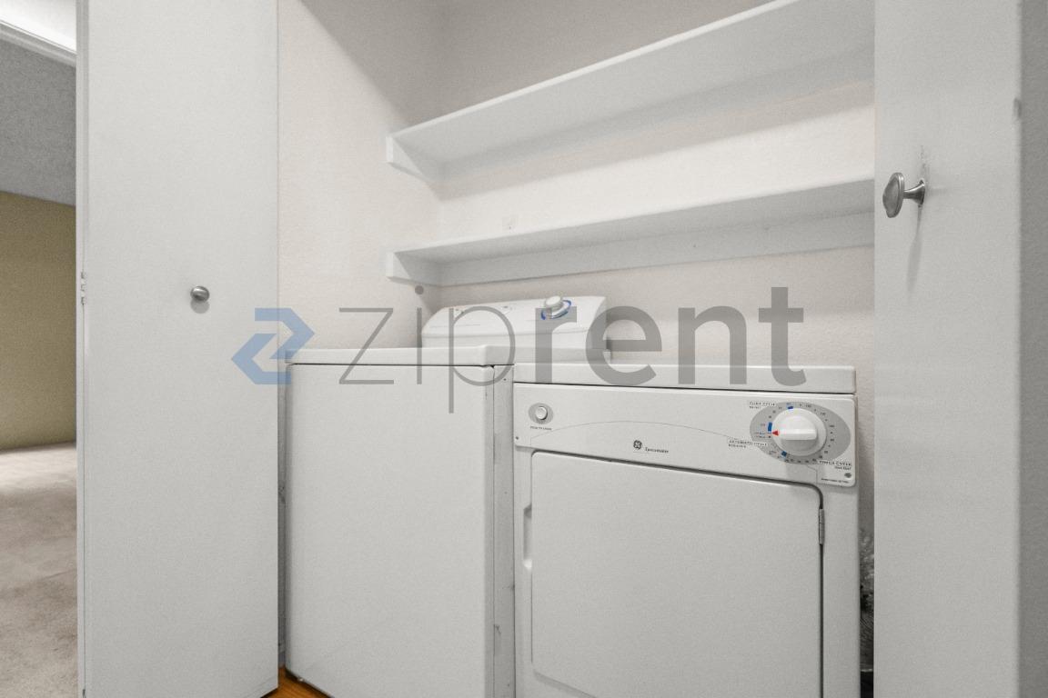 Building Photo - Unit E5