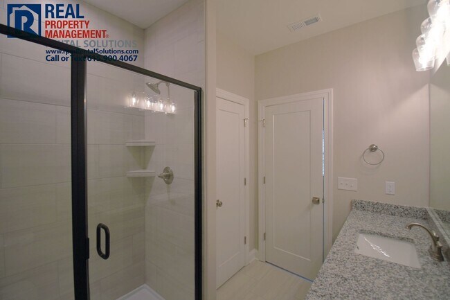 Building Photo - Luxury 2BR townhome in the heart of Murfreesboro- neighborhood pool, hi-speed internet included!
