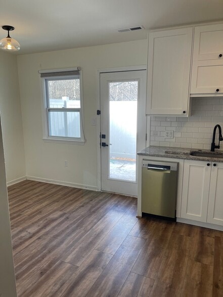 Building Photo - 101 Royal Forest Ct