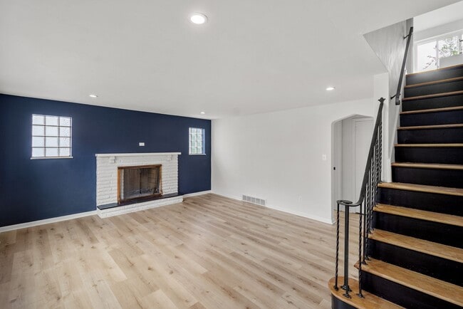 Building Photo - AVAILABLE AUGUST 1ST!! DON'T MISS THIS 3 B...