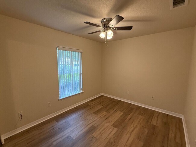 Building Photo - 2 Bedroom/2 Bathroom Apartment