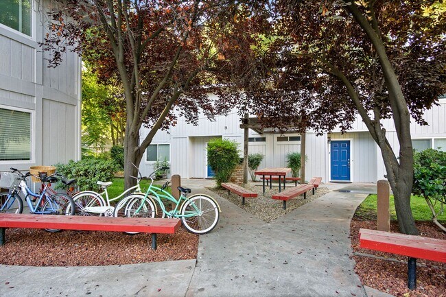 Interior Photo - 1119 W Sacramento Ave