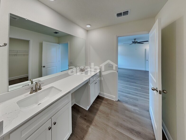 Building Photo - 5992 Pinewood Ests Dr