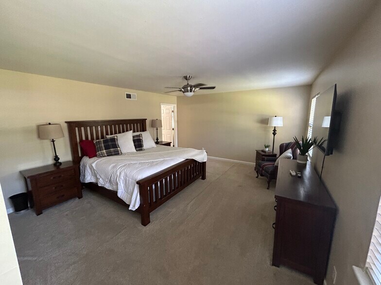 Building Photo - 3644 W Seminary Dr