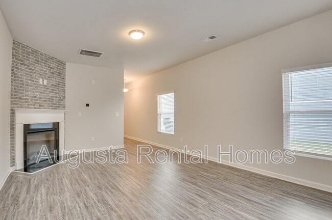 Building Photo - 301 Claudia Dr