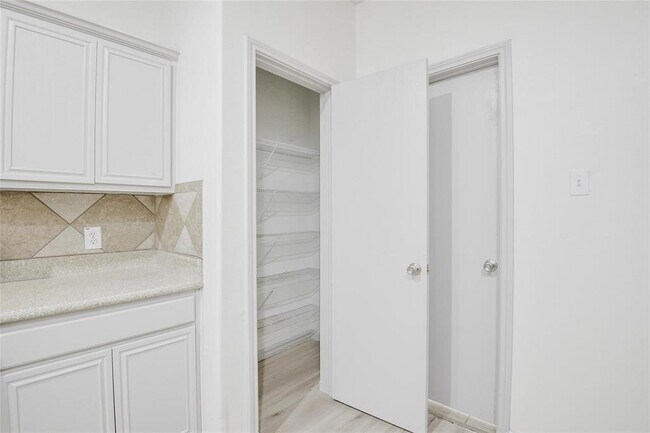 Building Photo - 6627 Stonecross Creek Ln
