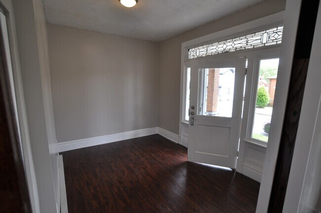 Building Photo - Large 1-Bedroom Apartment NO APPLICATION FEE!! (Beaver Falls)