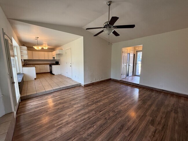 Building Photo - Three Bed 1 Bath Home in Broken Arrow with Shed