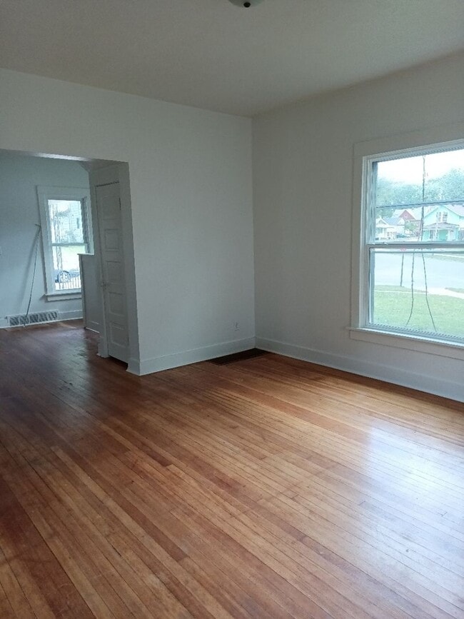 Building Photo - BUY ON CONTRACT MOVE IN READY! RENT TO OWN...