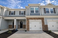 Building Photo - ***ONE MONTH FREE RENT w/ 12 MONTH LEASE** Hendersonville Townhouse