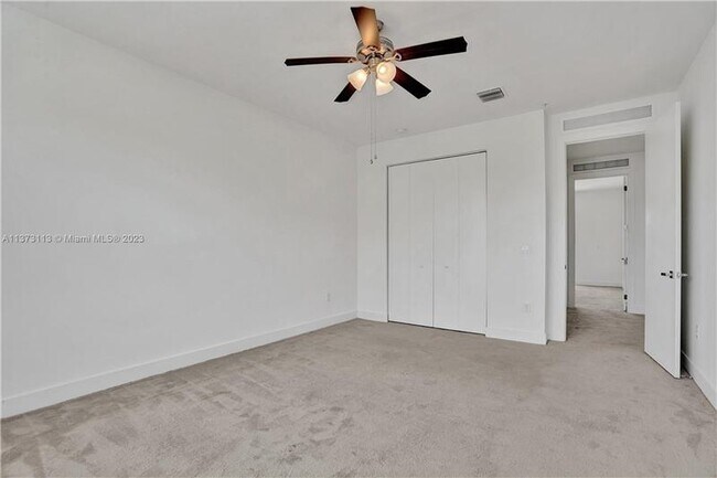 Building Photo - 400 NE 35th Ct