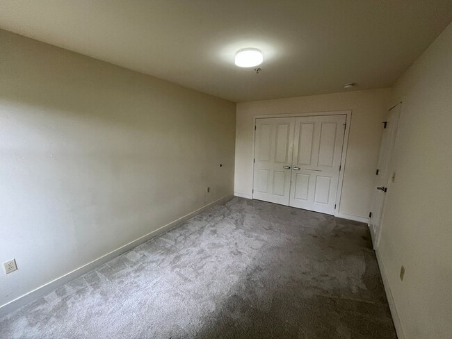 Building Photo - 2BD/1BA Condo at City's Edge, South Burlin...