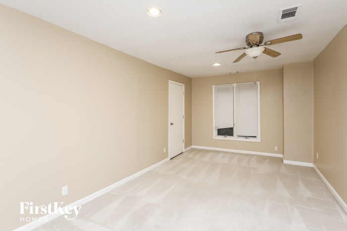 Building Photo - 240 Hollyberry Ln