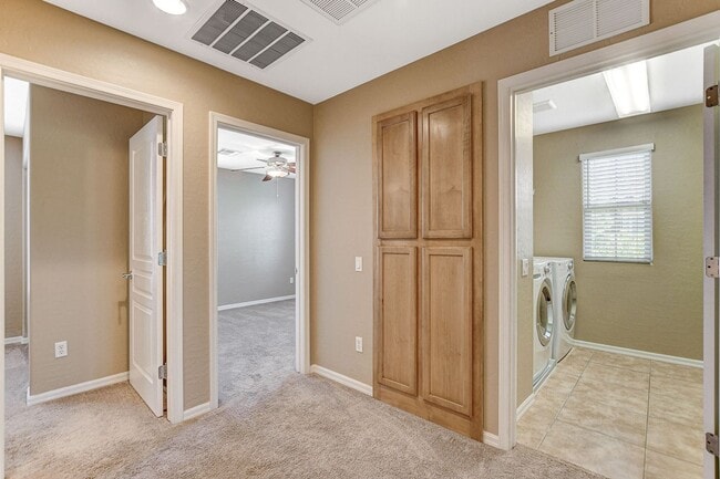 Building Photo - Gorgeous 4 bedroom near Aliante!