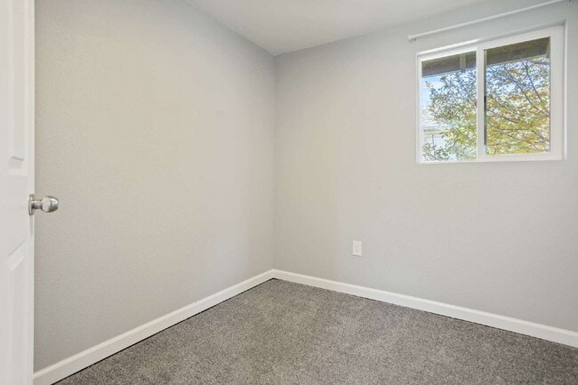 Building Photo - Cute Single Family Home Ready Now!