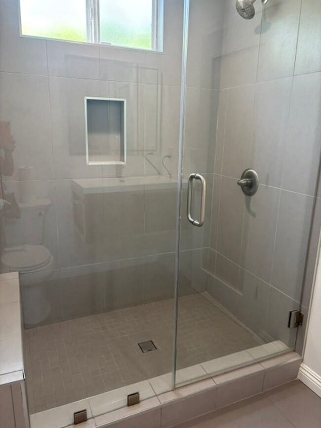 Building Photo - Remodeled 3 Bed 3 Bath House with Jacuzzi ...