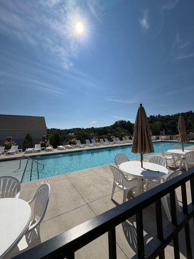 Building Photo - Spacious 3 Bedroom/ 2 Bath townhouse w/office for rent in Fountain Park, convenient Asheville loc...