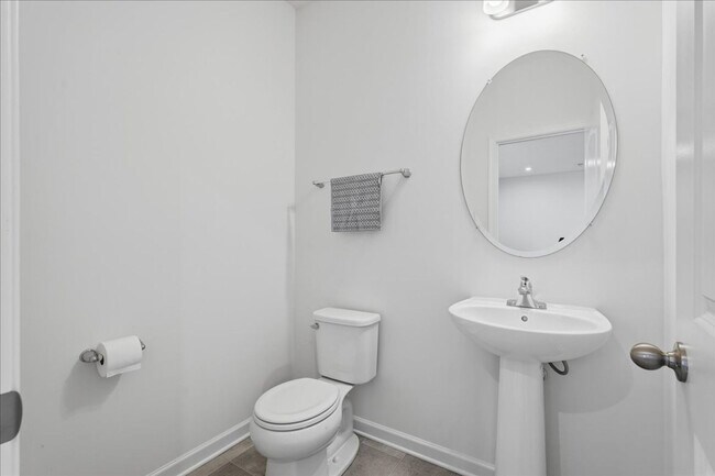 Building Photo - Beautifully UPDATE Townhome FOR LEASE