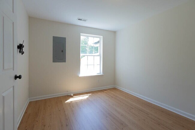 Building Photo - Lovely Townhome in Stone River