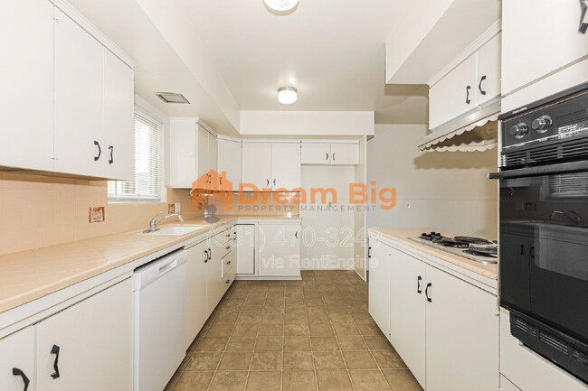Building Photo - 5971 Sunland Pl