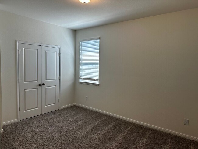 Building Photo - 4 bed 3 bath new build in the Lakes at University Place