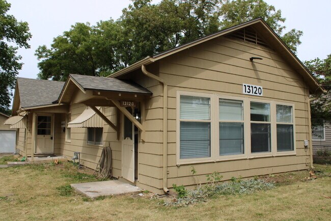 Building Photo - Unique Rental in Grandview with 3 bay gara...