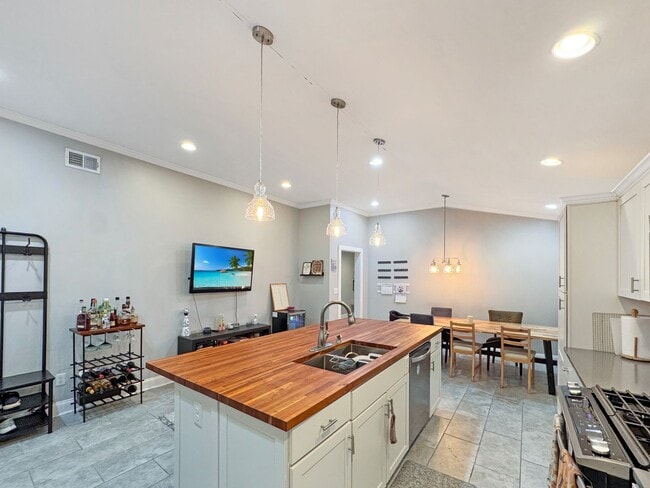 Building Photo - Large 4 bedroom, 3 bath home recently updated near Chickasaw Gardens