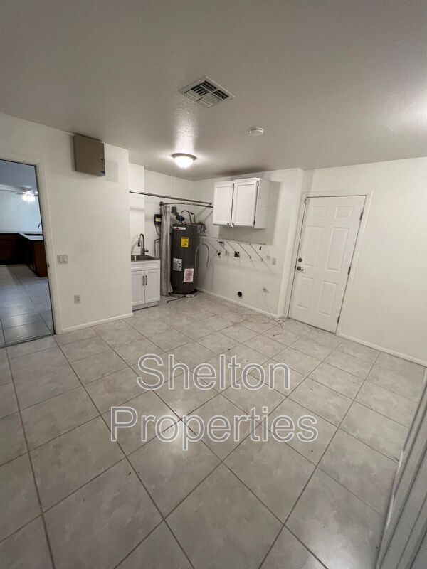 Building Photo - 9719 W Wrangler Dr