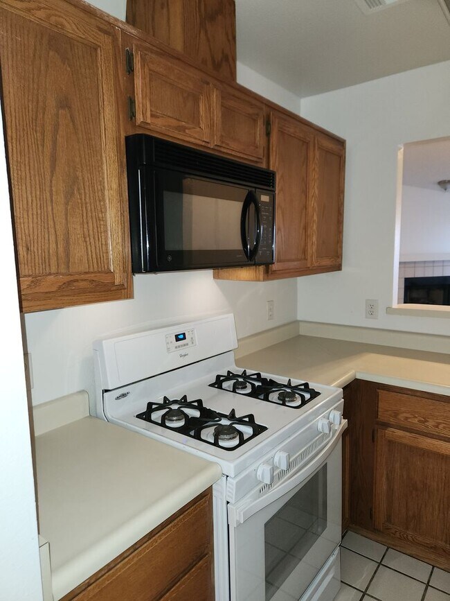 Building Photo - Single-Story 2 Bed, 2 Bath with 2-Car Garage in Gate Community
