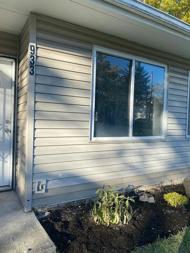 Building Photo - 933 Russel Avenue
