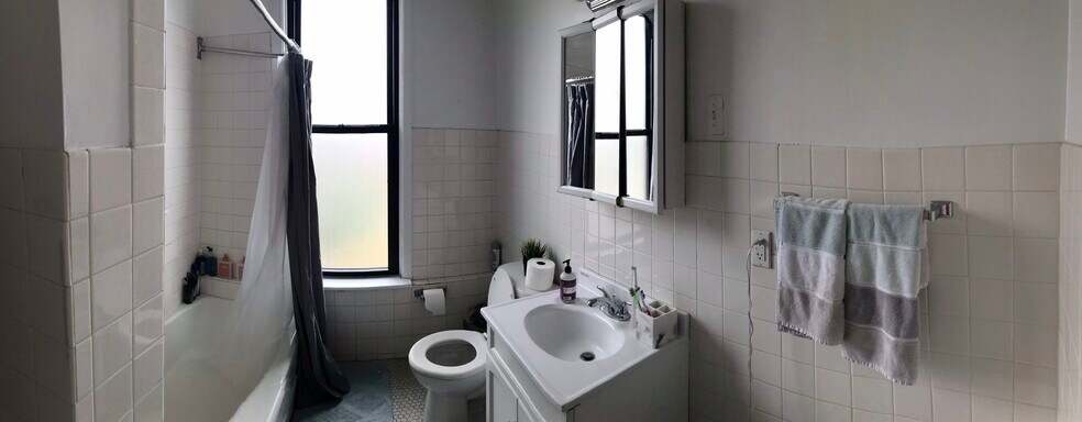 Building Photo - 2679 N Lincoln Ave